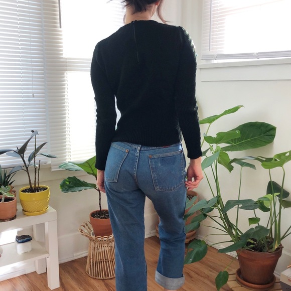 Vintage sweater w/ cute floral detail - Picture 4 of 7